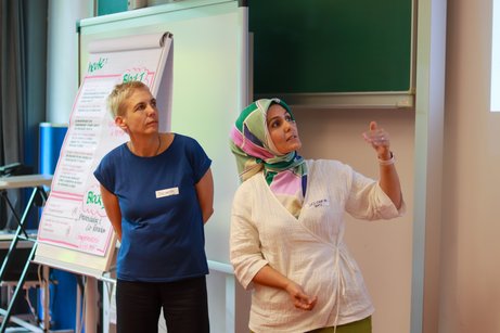 Zwei Frauen geben einen Impulsvortrag